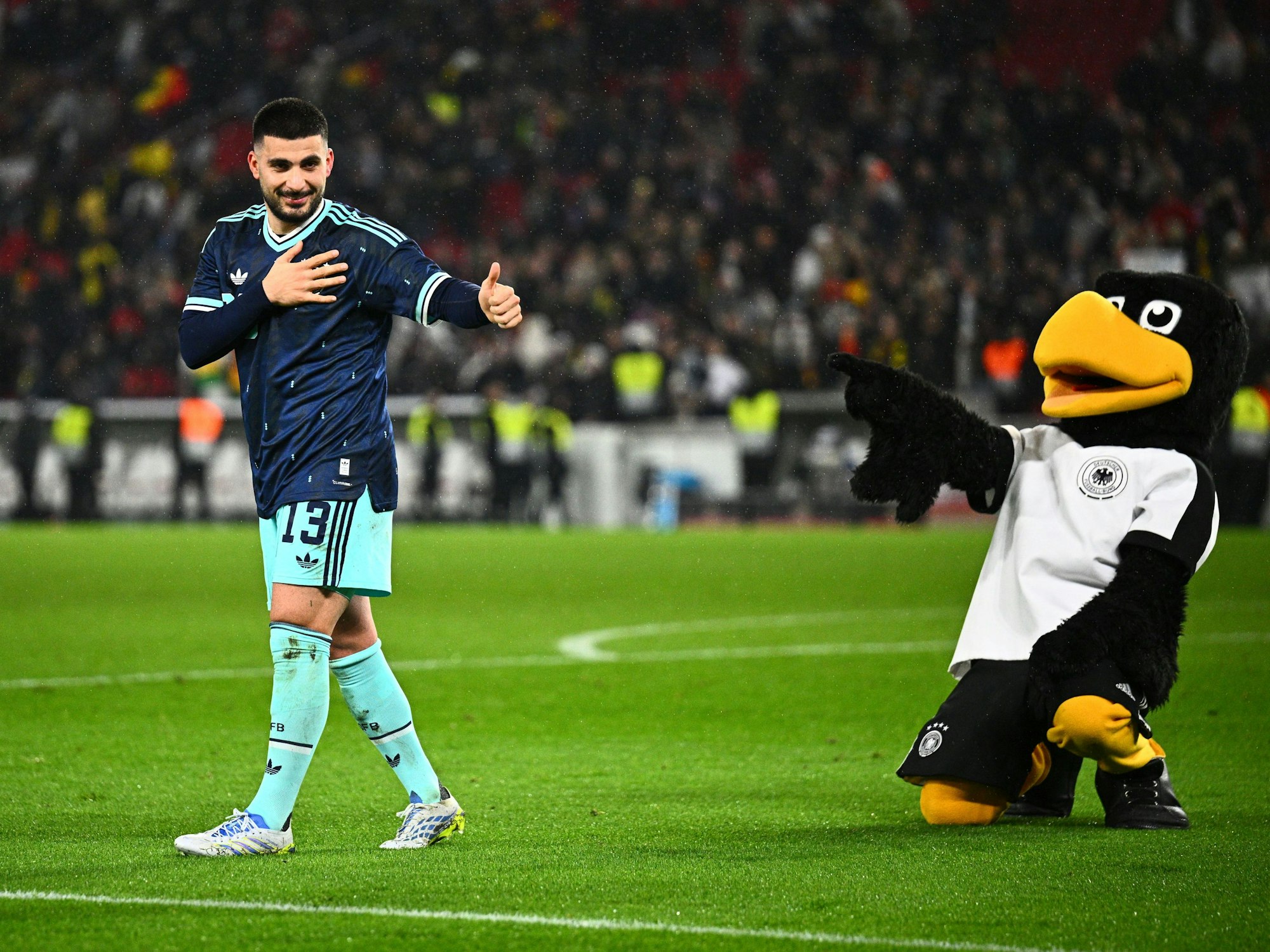 Deniz Undav jubelt nach dem Spiel neben dem DFB-Maskottchen Paule.