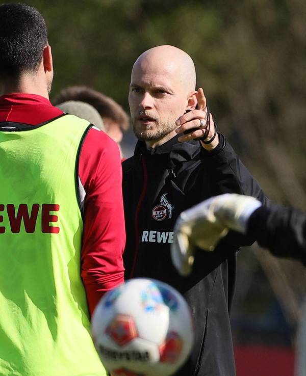 René Wagner gibt auf dem Trainingsplatz beim 1. FC Köln Anweisungen.