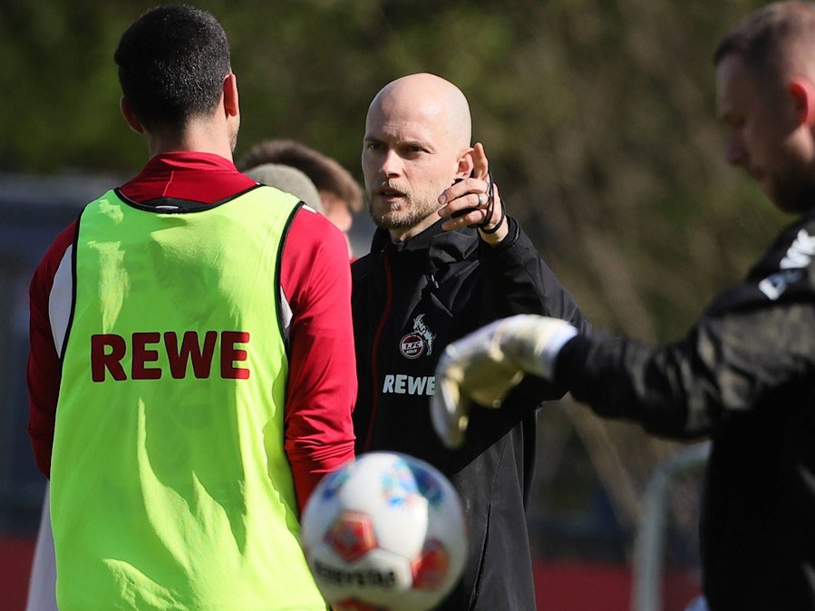 René Wagner gibt auf dem Trainingsplatz beim 1. FC Köln Anweisungen.