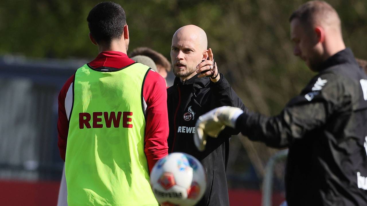 René Wagner gibt auf dem Trainingsplatz beim 1. FC Köln Anweisungen.