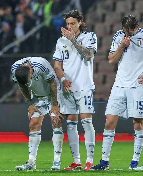 Die italienischen Nationalspieler stehen nebeneinander enttäuscht auf dem Rasen.