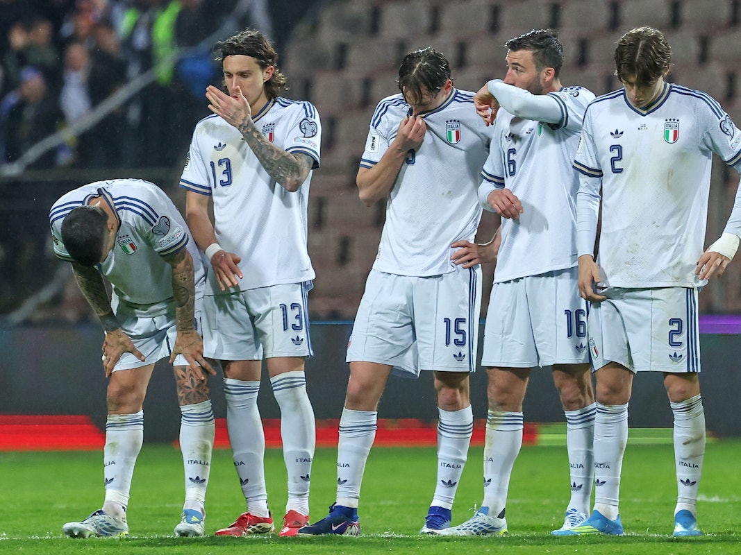 Die italienischen Nationalspieler stehen nebeneinander enttäuscht auf dem Rasen.
