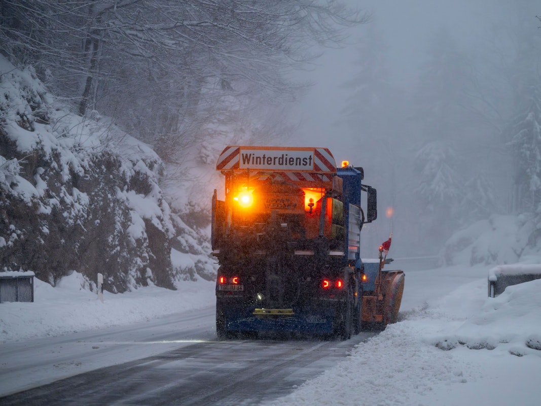 Oberbayern: Ein Schneeräumfahrzeug arbeitet sich am Dienstag (31. März) die verschneite Kesselbergstraße vom Kochelsee zum Walchensee hinauf.