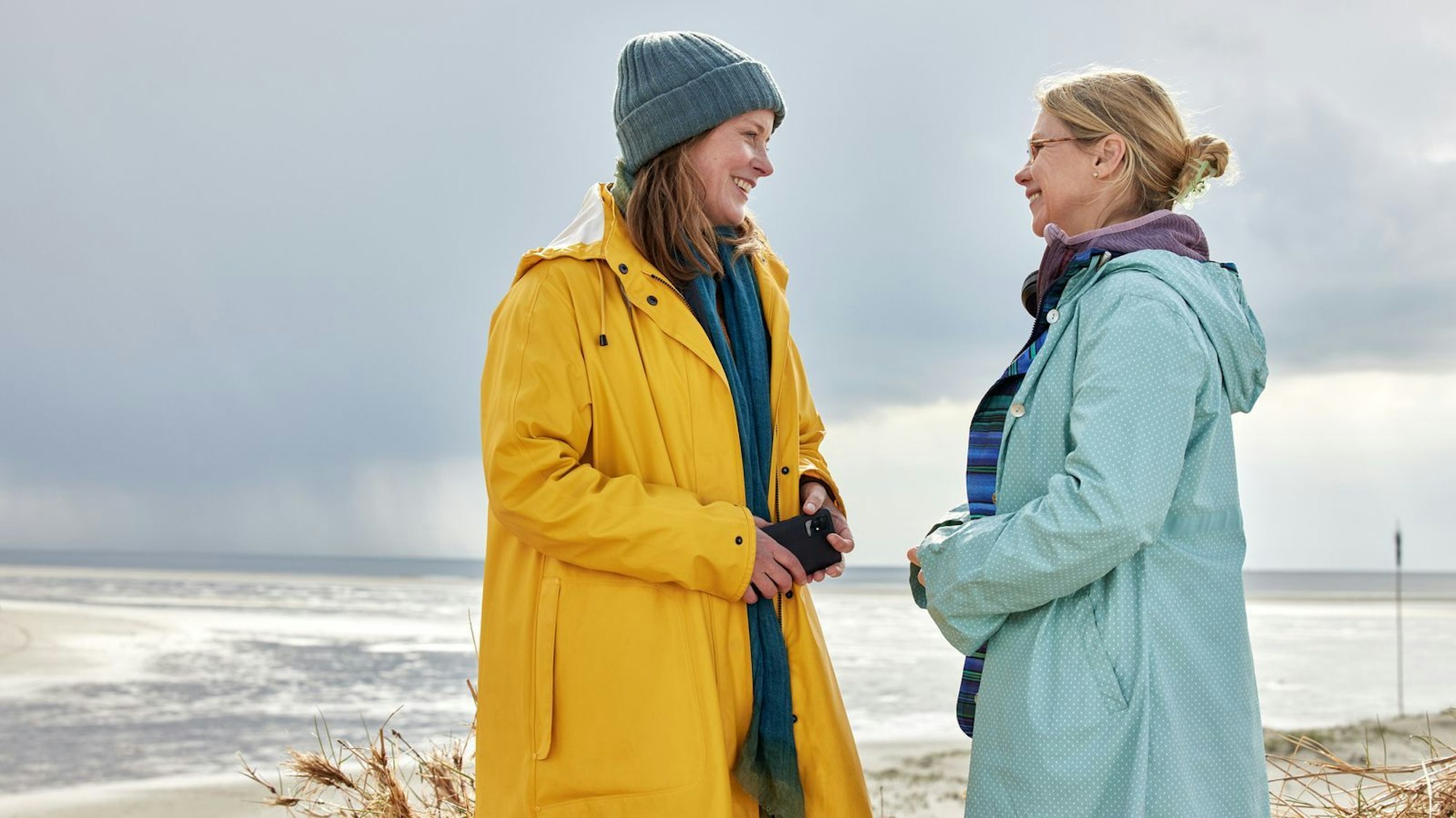 Die Frauen der Therapiegruppe kommen sich näher. Selbst Doris (Tanja Schleiff, rechts), die anfangs zwanghaft und übergriffig wirkt, kommt mit Suse (Silke Bodenbender) und den anderen im Laufe der Kur und Therapiesitzungen besser zurecht.
(Bild: Sandra Hoever / ZDF / Network Movie)