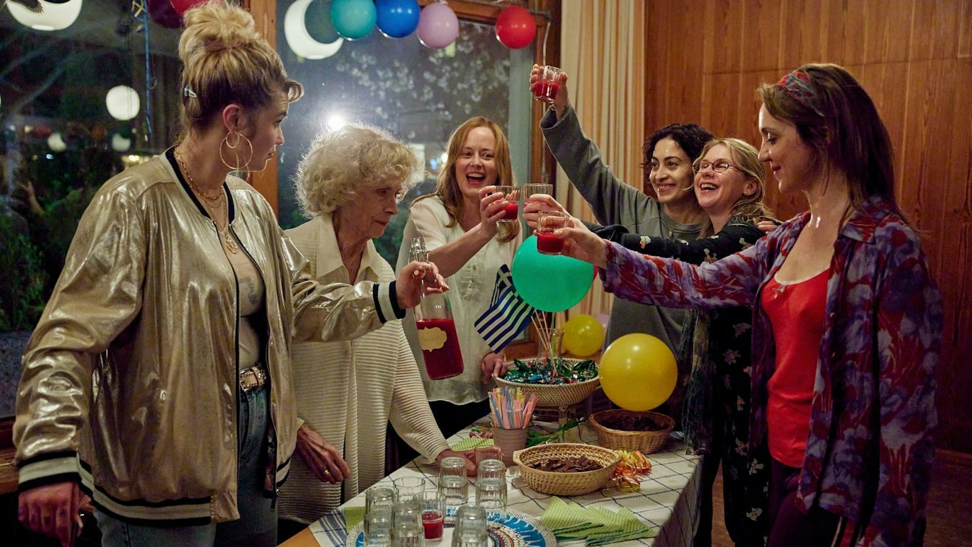Bei einem Umtrunk lernt man sich besser kennen: Die Kurfrauen (von links) Jennifer (Malene Becker), Frau Brandner (Ilse Neubauer), Suse (Silke Bodenbender), Leisha (Sabrina Amali), Doris (Tanja Schleiff) und Christine (Anne Roemeth) beginnen, sich einander zu öffnen. (Bild: Sandra Hoever / ZDF / Network Movie)