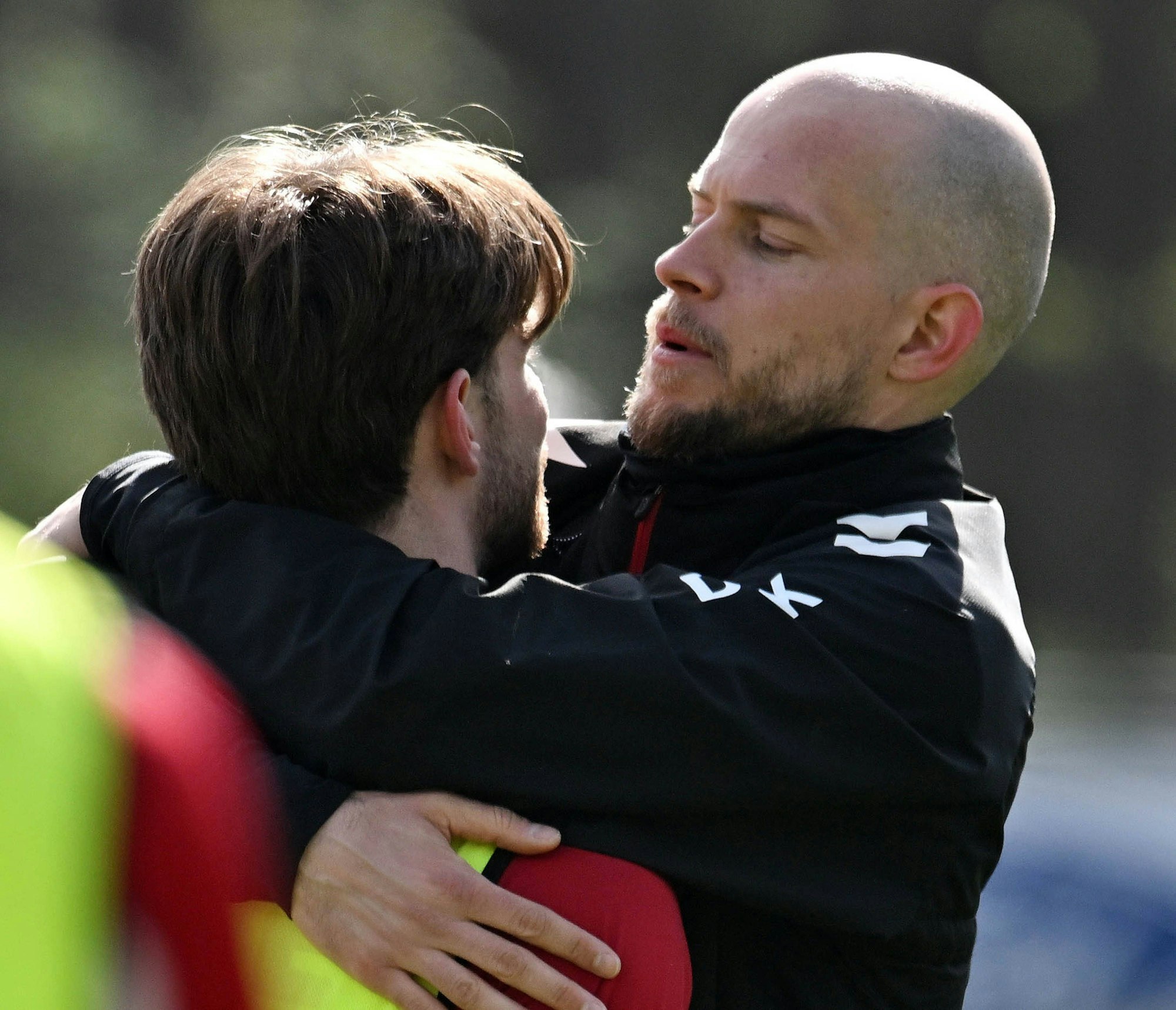 René Wagner umarmt Jan Thielmann im Training.