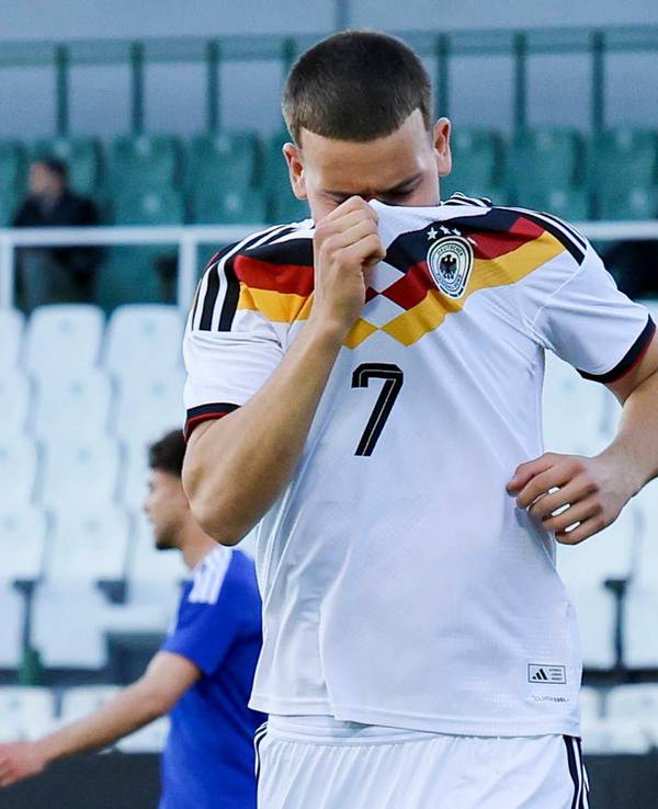 Said El Mala versteckt beim Torjubel sein Gesicht hinterm Trikot.