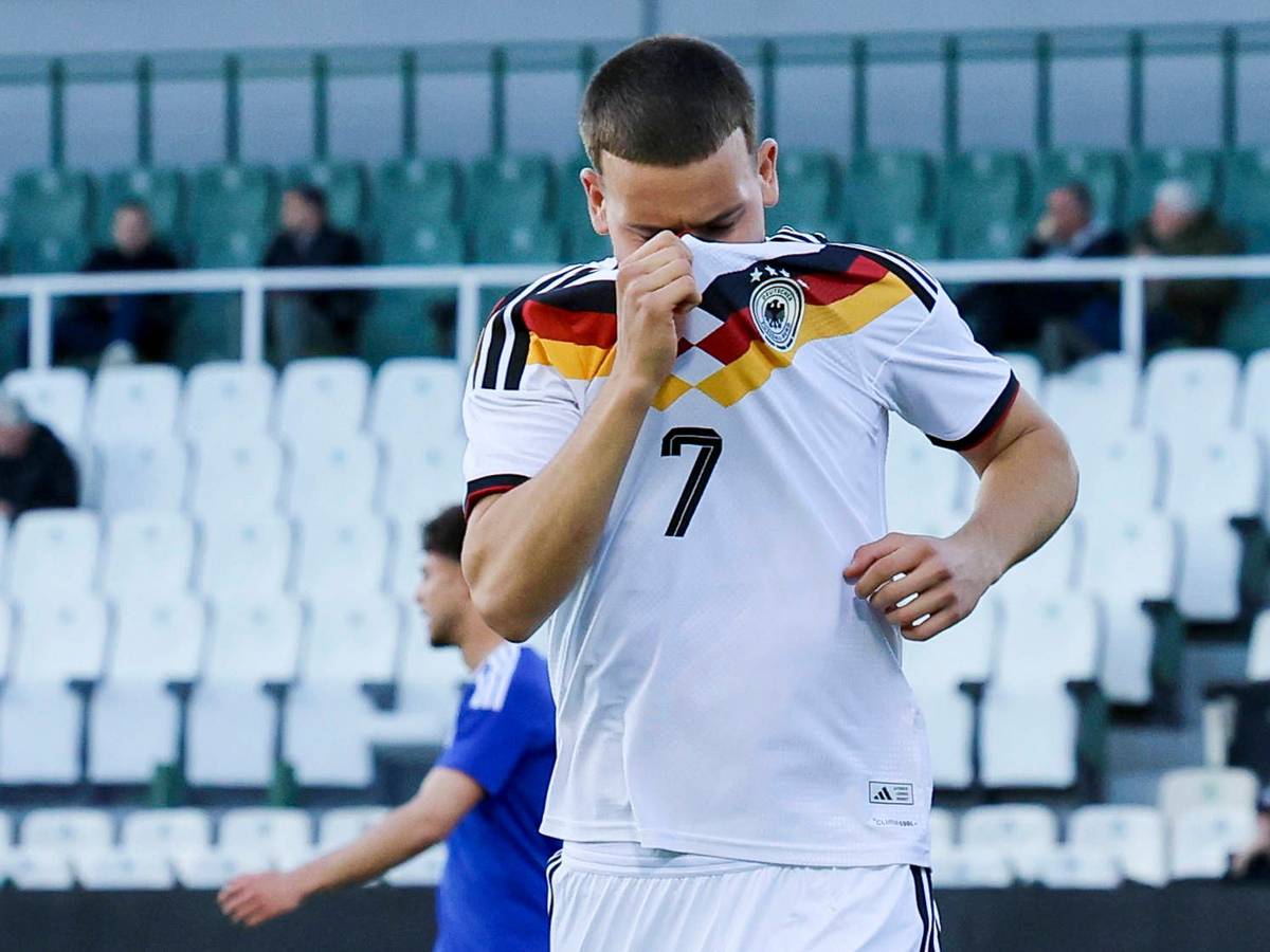 Said El Mala versteckt beim Torjubel sein Gesicht hinterm Trikot.