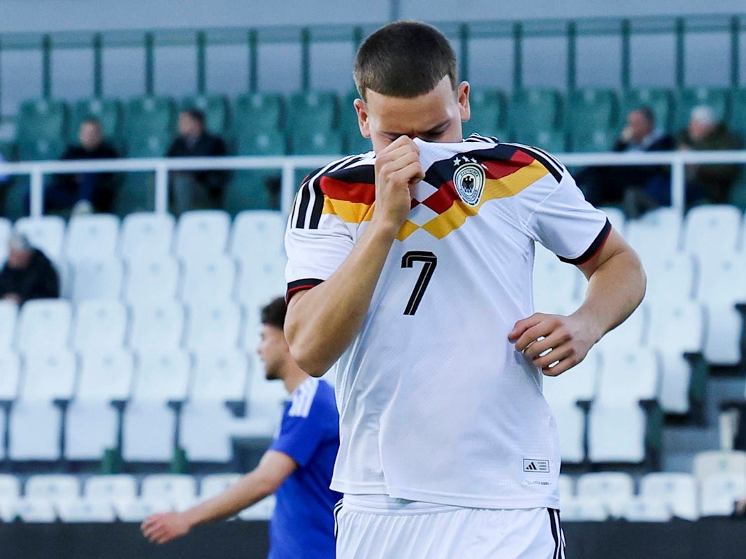 Said El Mala versteckt beim Torjubel sein Gesicht hinterm Trikot.