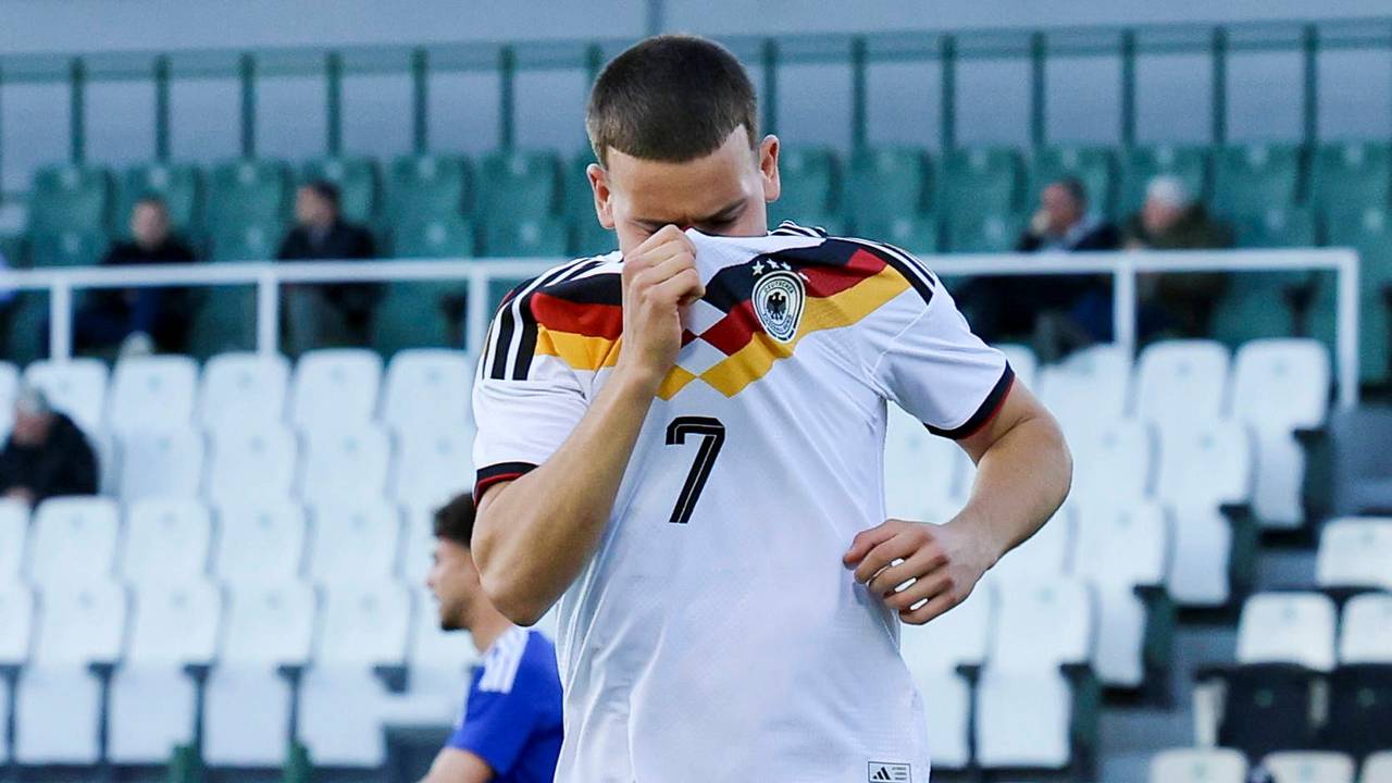 Said El Mala versteckt beim Torjubel sein Gesicht hinterm Trikot.