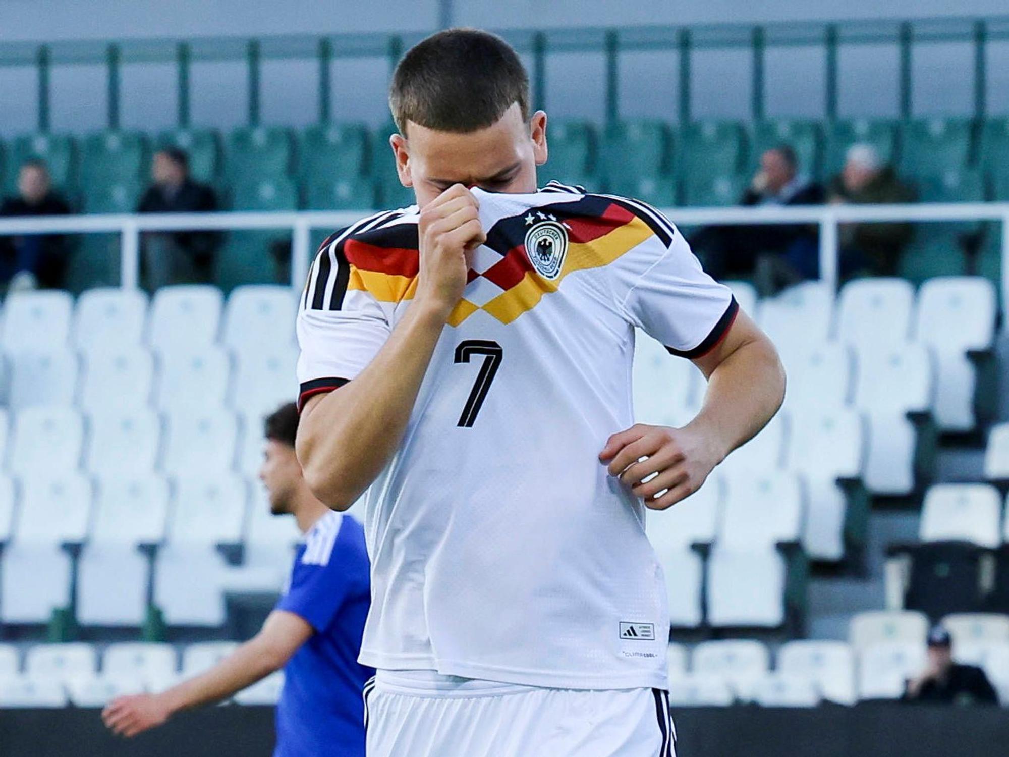 Said El Mala versteckt beim Torjubel sein Gesicht hinterm Trikot.