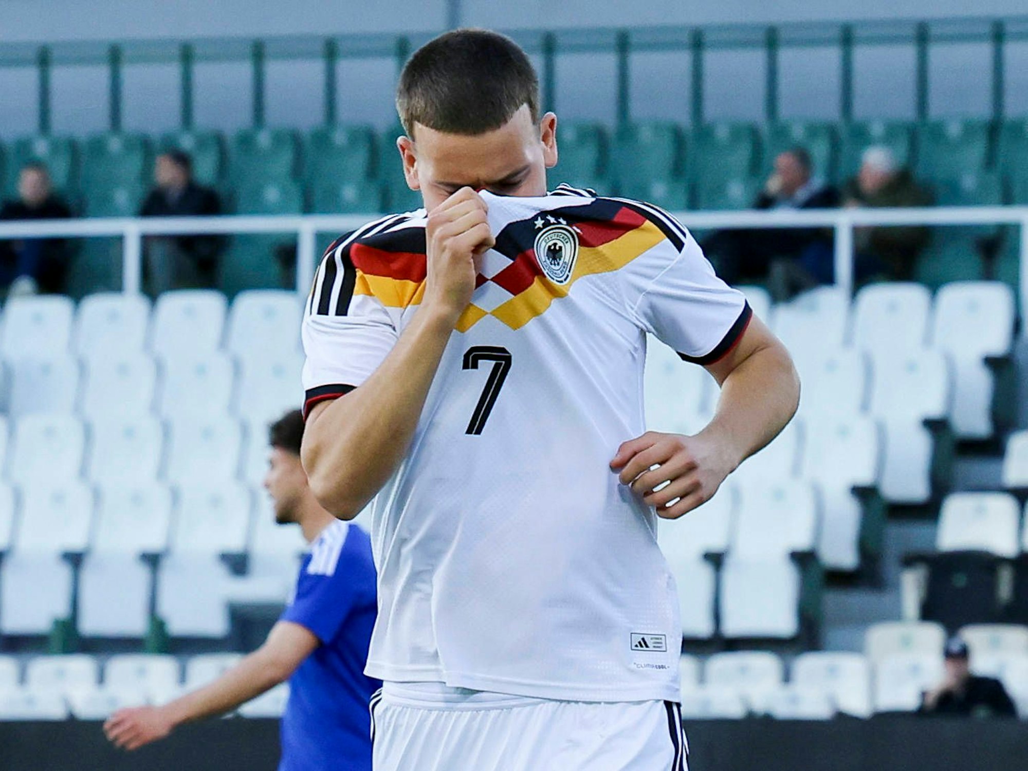 Said El Mala versteckt beim Torjubel sein Gesicht hinterm Trikot.