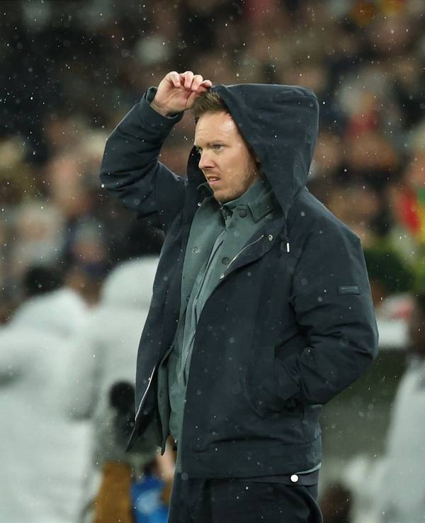 Julian Nagelsmann zieht sich eine Kapuze über den Kopf.