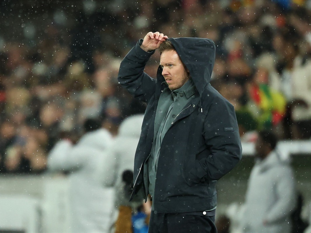 Julian Nagelsmann zieht sich eine Kapuze über den Kopf.