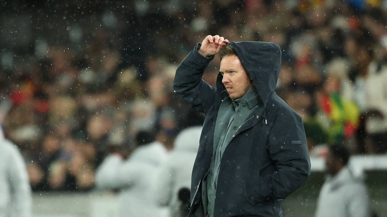 Julian Nagelsmann zieht sich eine Kapuze über den Kopf.