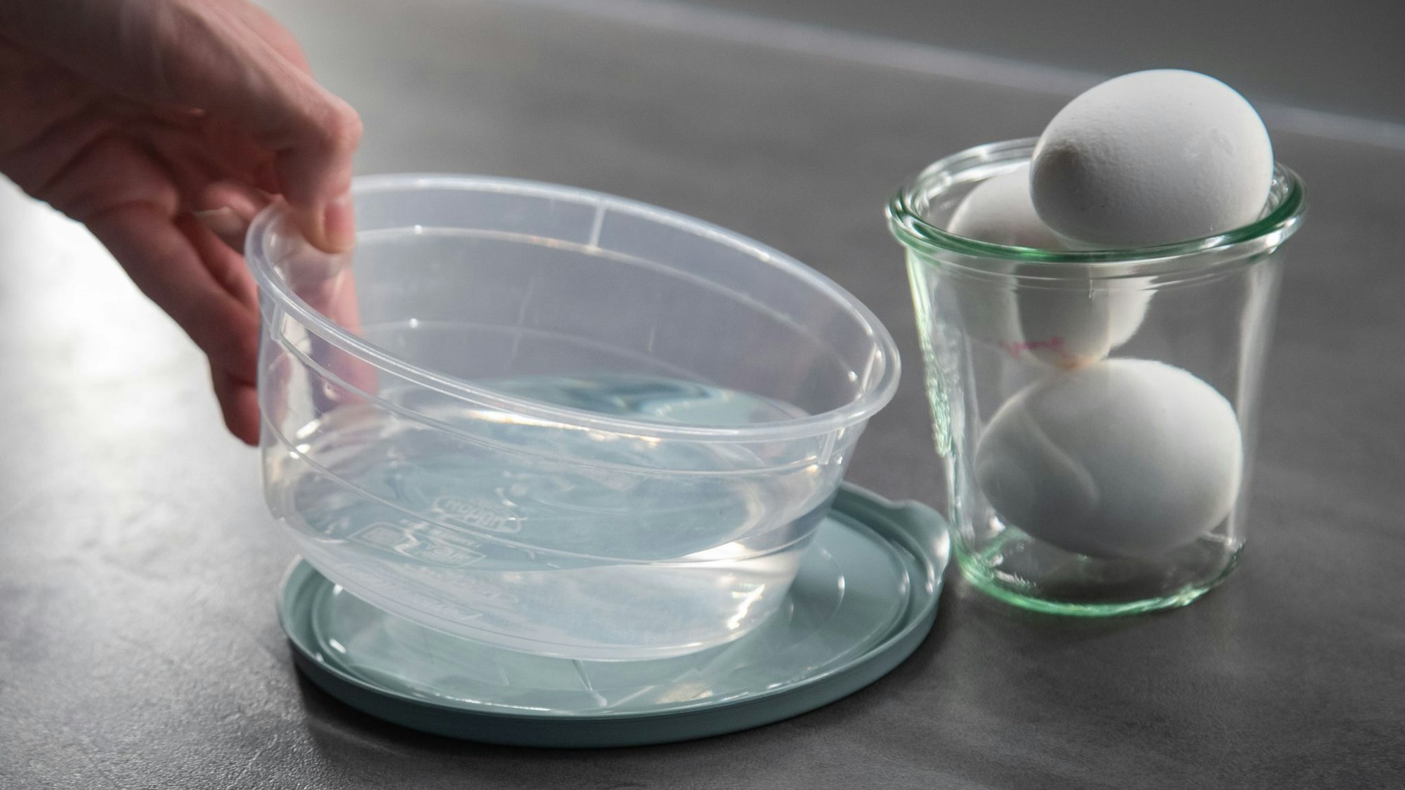 Eier liegen neben einer Schale Wasser