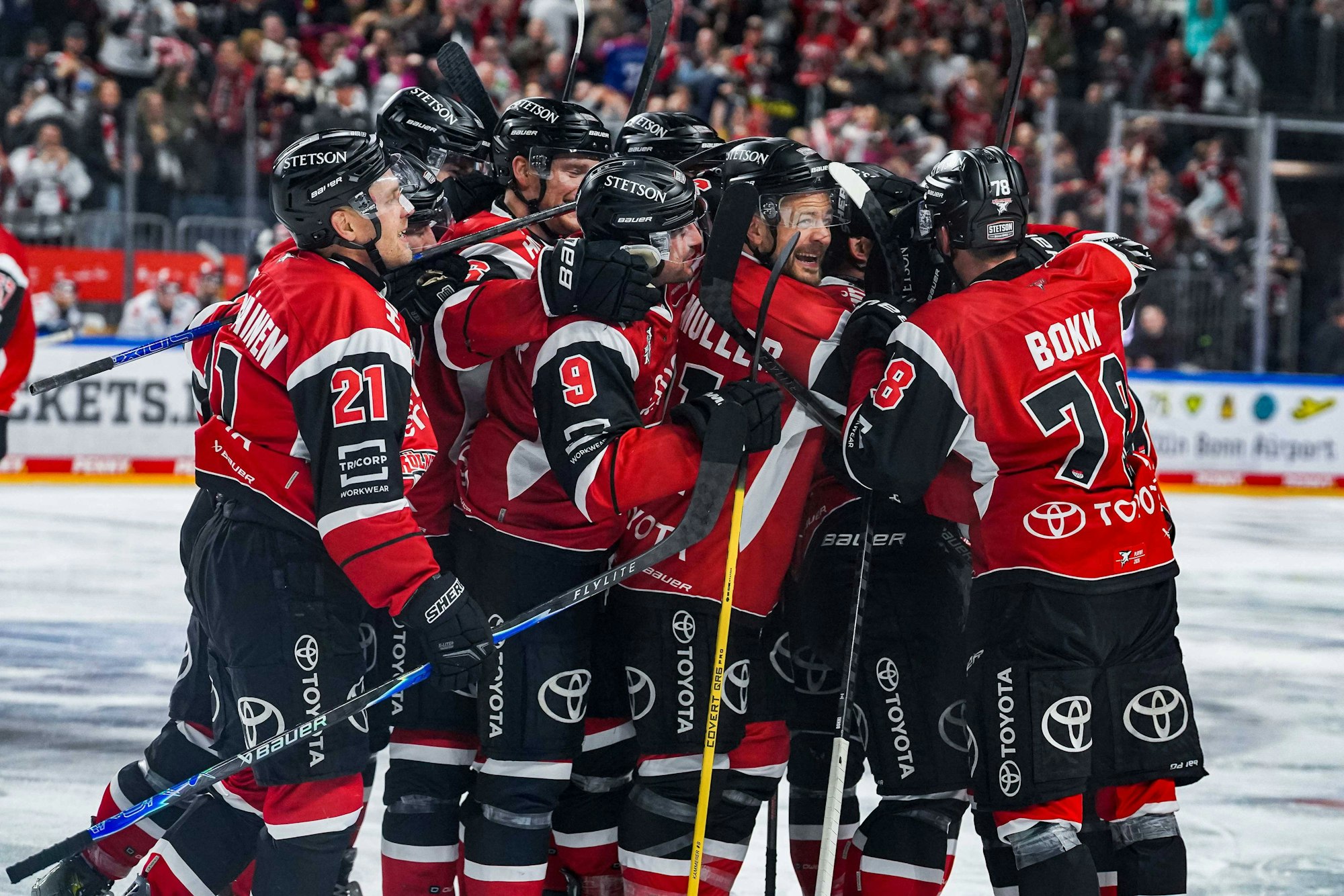 Jubelnde Profis der Kölner Haie