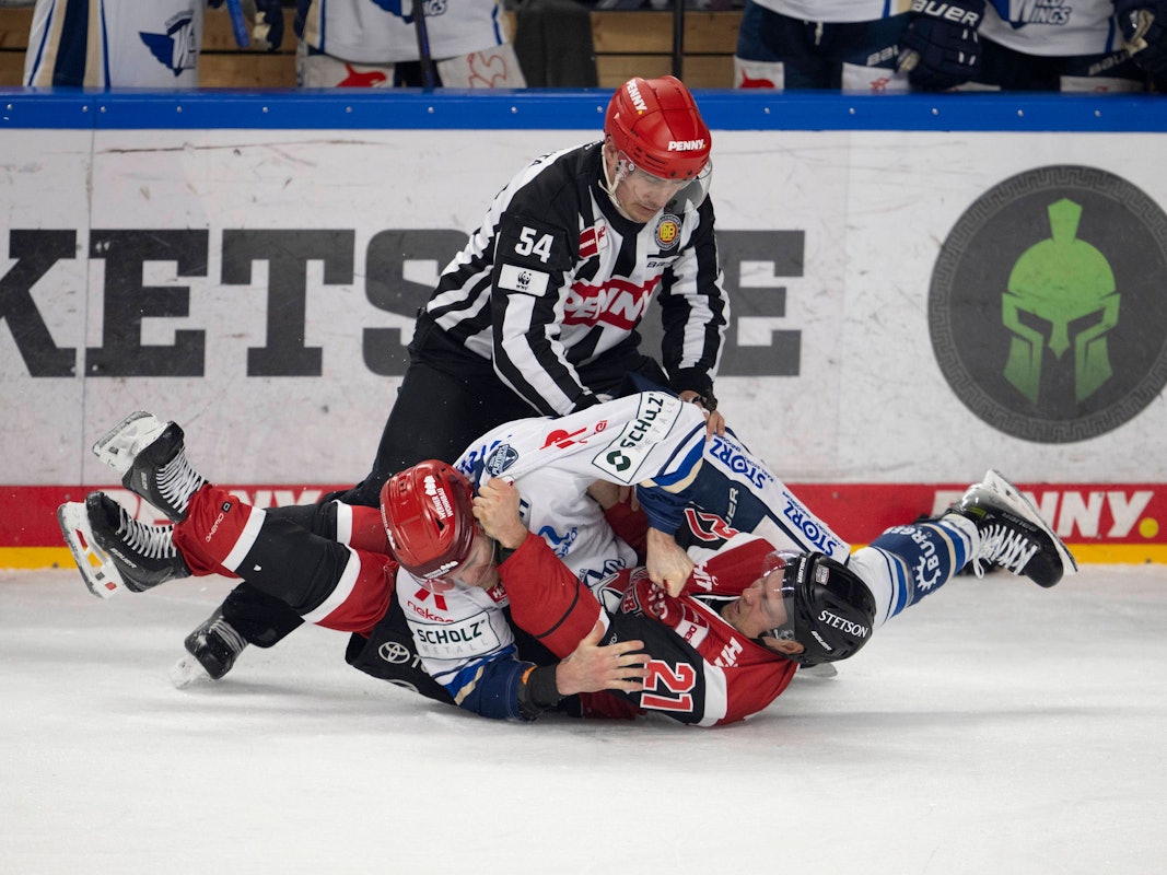 Kölns Juhani Tyrväinen und Schwenningens Jordan Szwarz bei einer Rangelei.