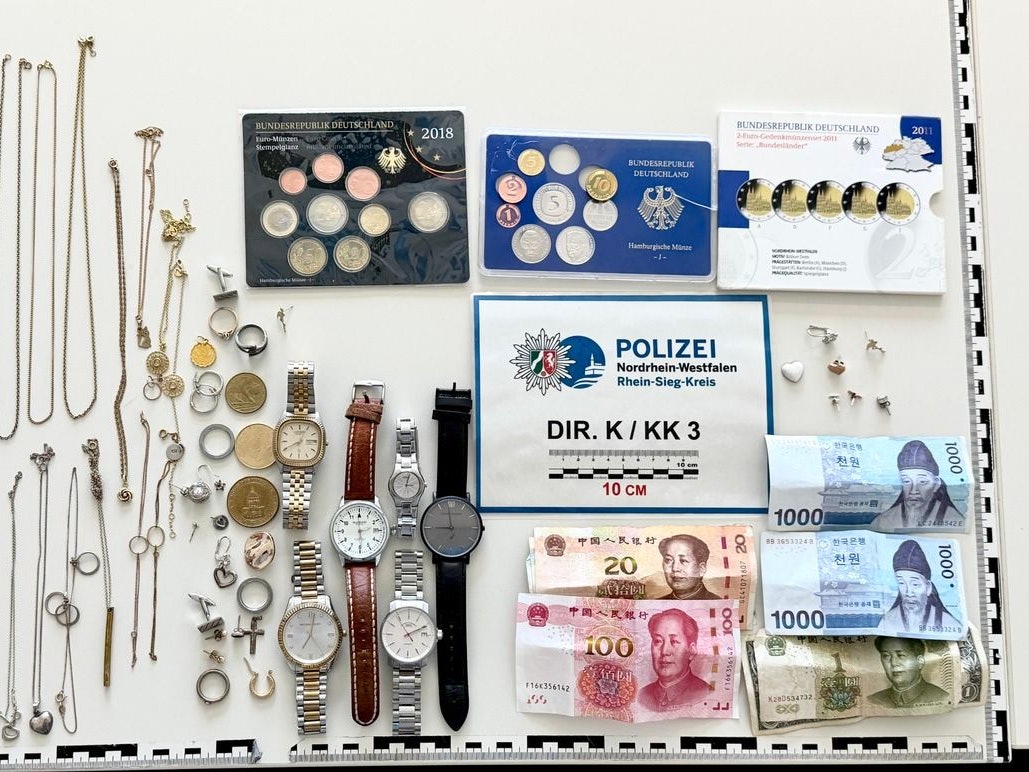 Sichergestellte Gegenstände nach Wohnungseinbrüchen.