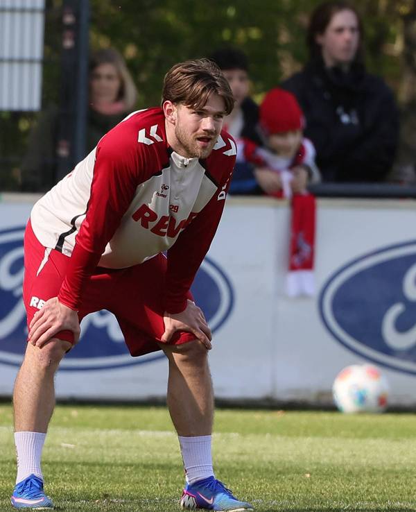 Jan Thielmann stützt sich im Training auf den Oberschenkeln ab.