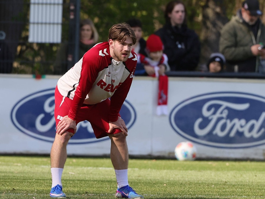 Jan Thielmann stützt sich im Training auf den Oberschenkeln ab.