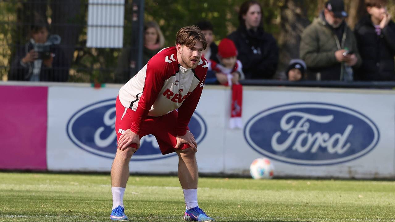 Jan Thielmann stützt sich im Training auf den Oberschenkeln ab.