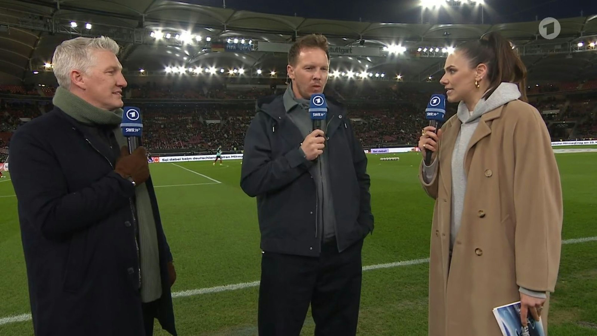 Bundestrainer Julian Nagelmann (M.) spricht mit Esther Sedlaczek und Bastian Schweinsteiger über Rollen. (Bild: ARD)