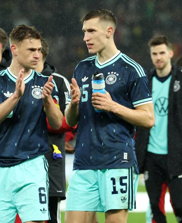 Joshua Kimmich und Nico Schlotterbeck sprechen nach dem Spiel miteinander.