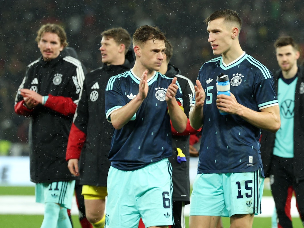 Joshua Kimmich und Nico Schlotterbeck sprechen nach dem Spiel miteinander.