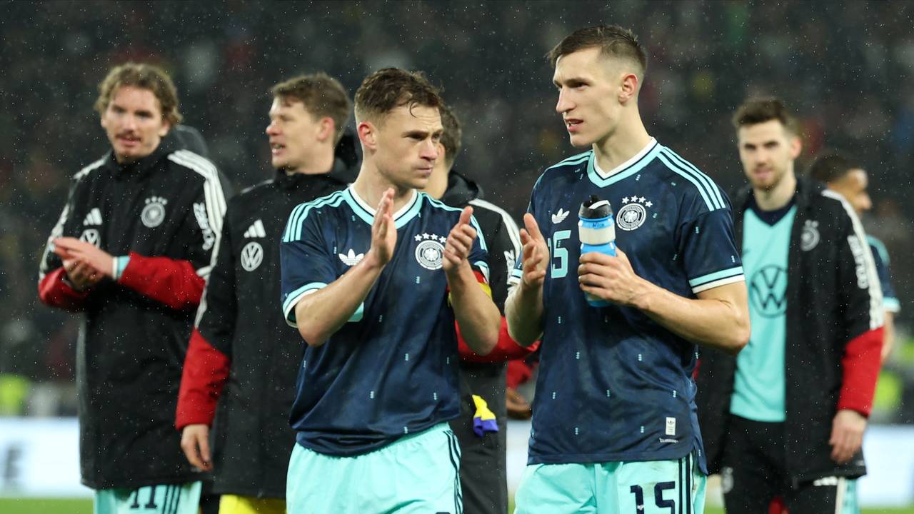 Joshua Kimmich und Nico Schlotterbeck sprechen nach dem Spiel miteinander.