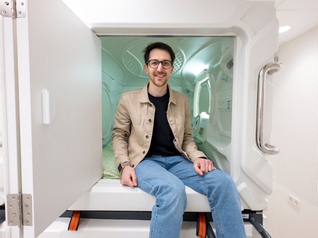 Proband Björn sitzt in einer der Schlafkojen, die die Teilnehmer der Isolationsstudie beziehen.