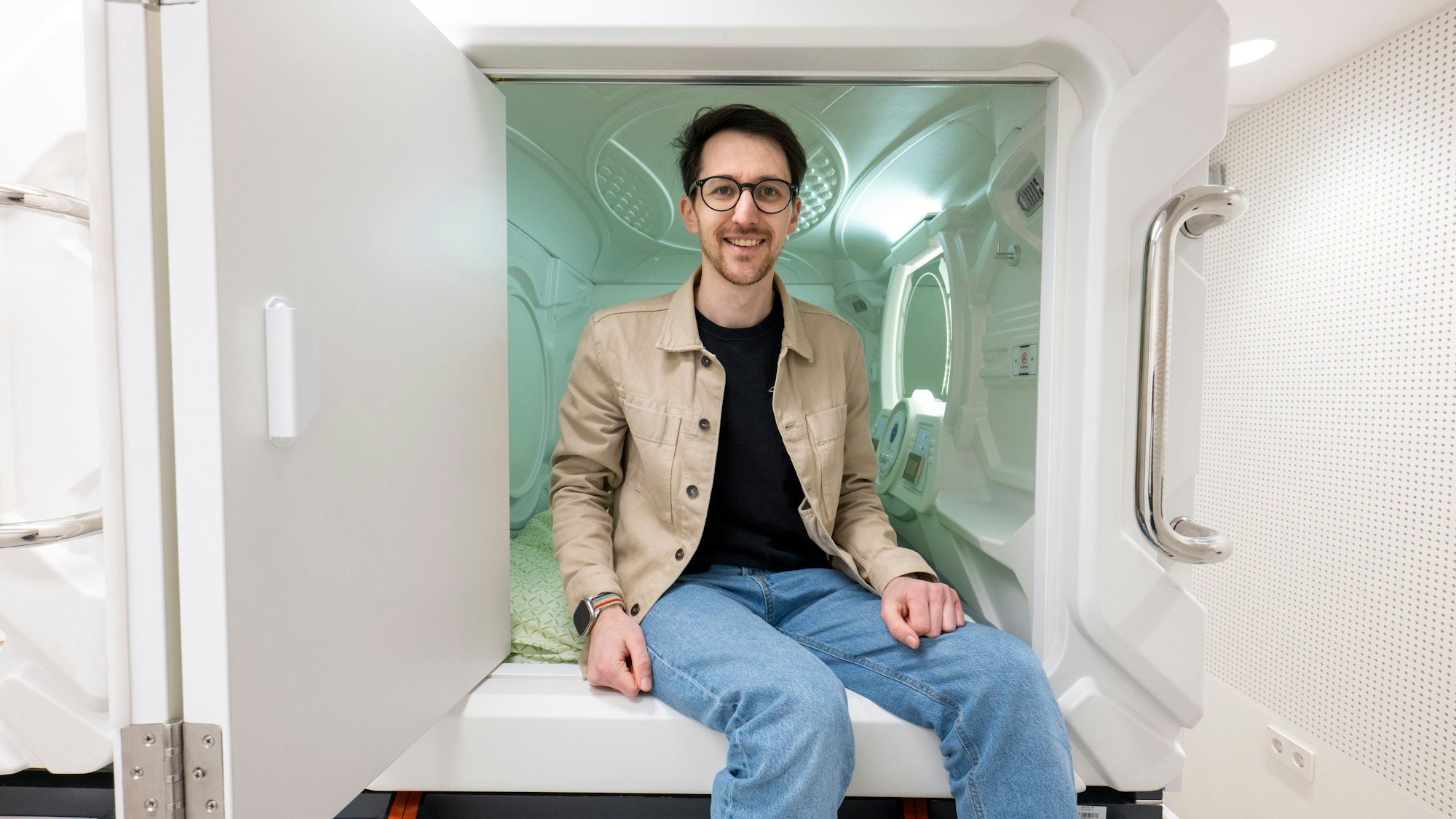 Proband Björn sitzt in einer der Schlafkojen, die die Teilnehmer der Isolationsstudie beziehen.