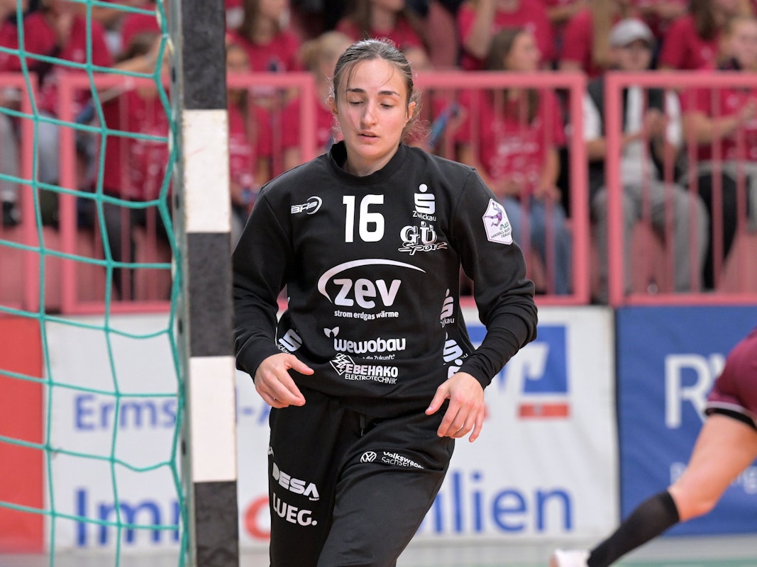 Thara Sieg bei einem Handball-Spiel im Tor.