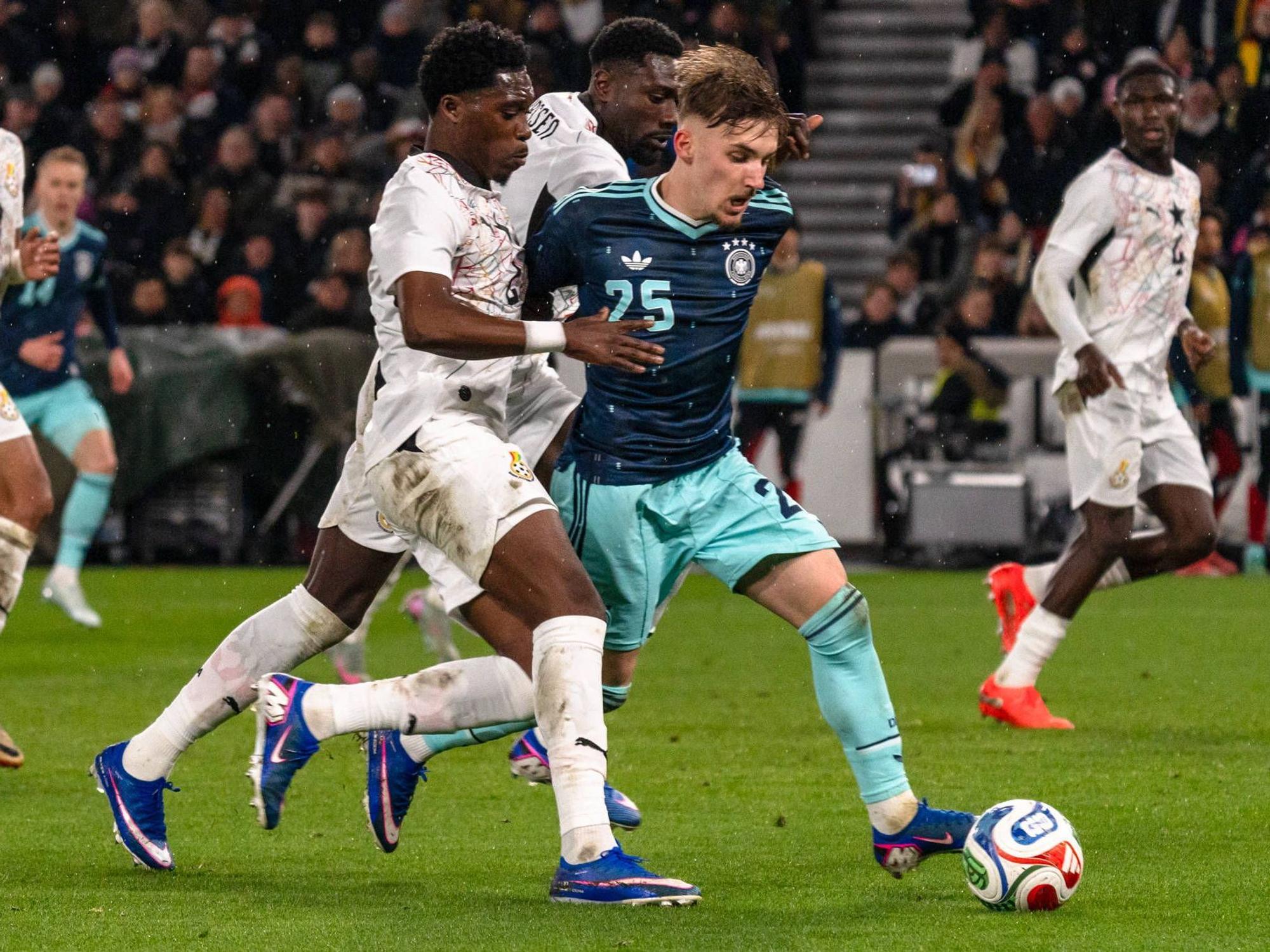 Lennart Karl im Laufduell gegen Ghana.