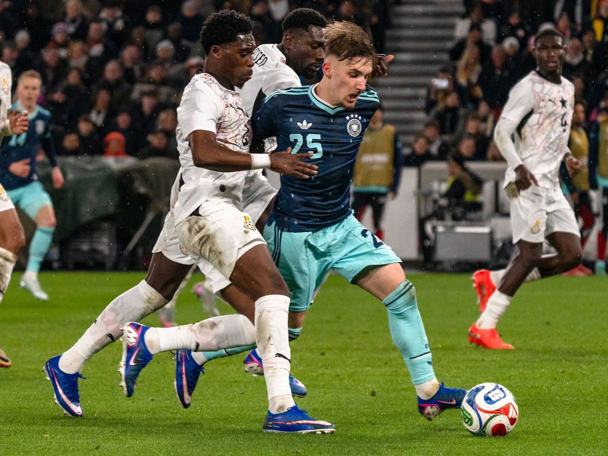 Lennart Karl im Laufduell gegen Ghana.