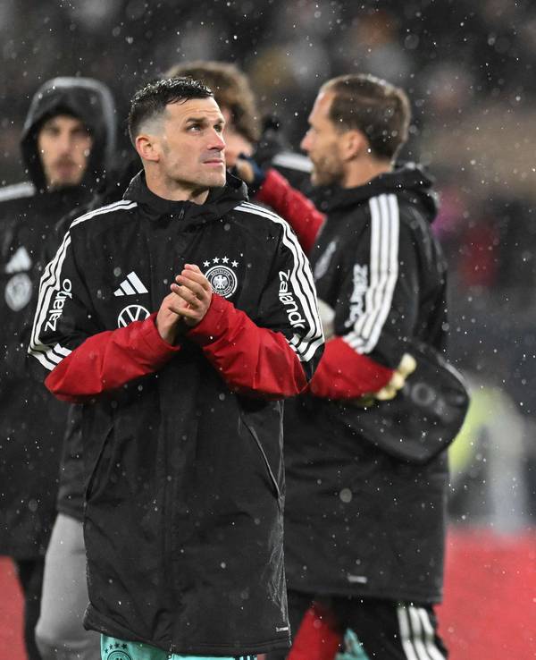 Nationalspieler Nico Schlotterbeck klatscht nach dem Spiel des DFB gegen Ghana.