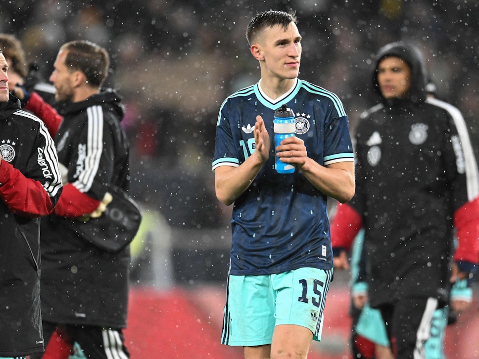 Nationalspieler Nico Schlotterbeck klatscht nach dem Spiel des DFB gegen Ghana.