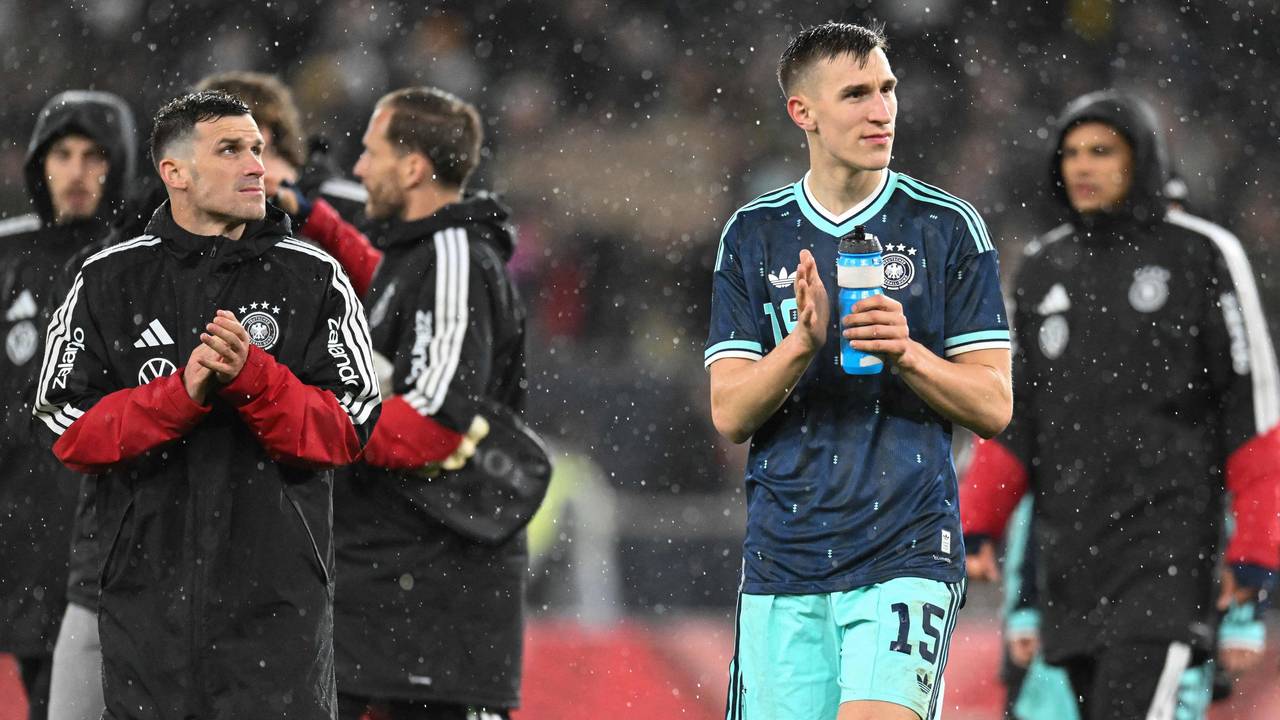 Nationalspieler Nico Schlotterbeck klatscht nach dem Spiel des DFB gegen Ghana.