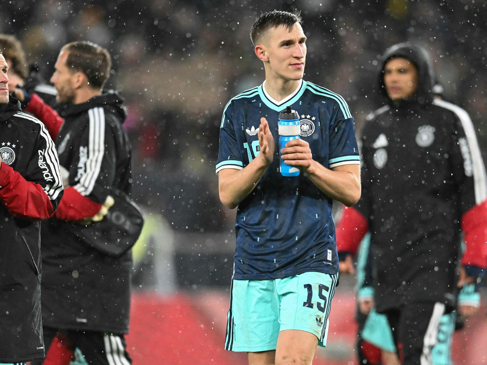 Nationalspieler Nico Schlotterbeck klatscht nach dem Spiel des DFB gegen Ghana.