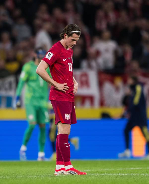 Jakub Kaminski steht mit gesenktem Kopf auf dem Rasen.