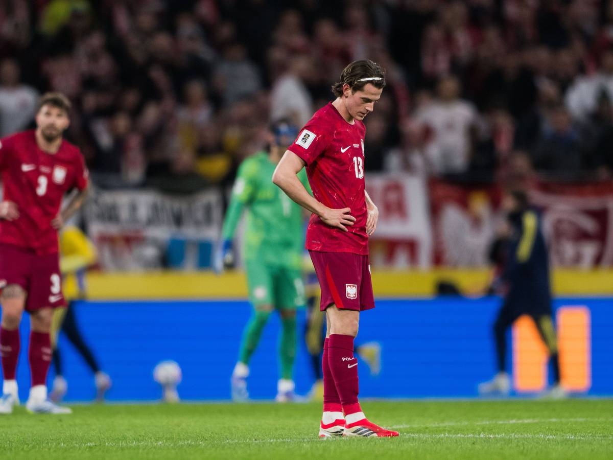 Jakub Kaminski steht mit gesenktem Kopf auf dem Rasen.