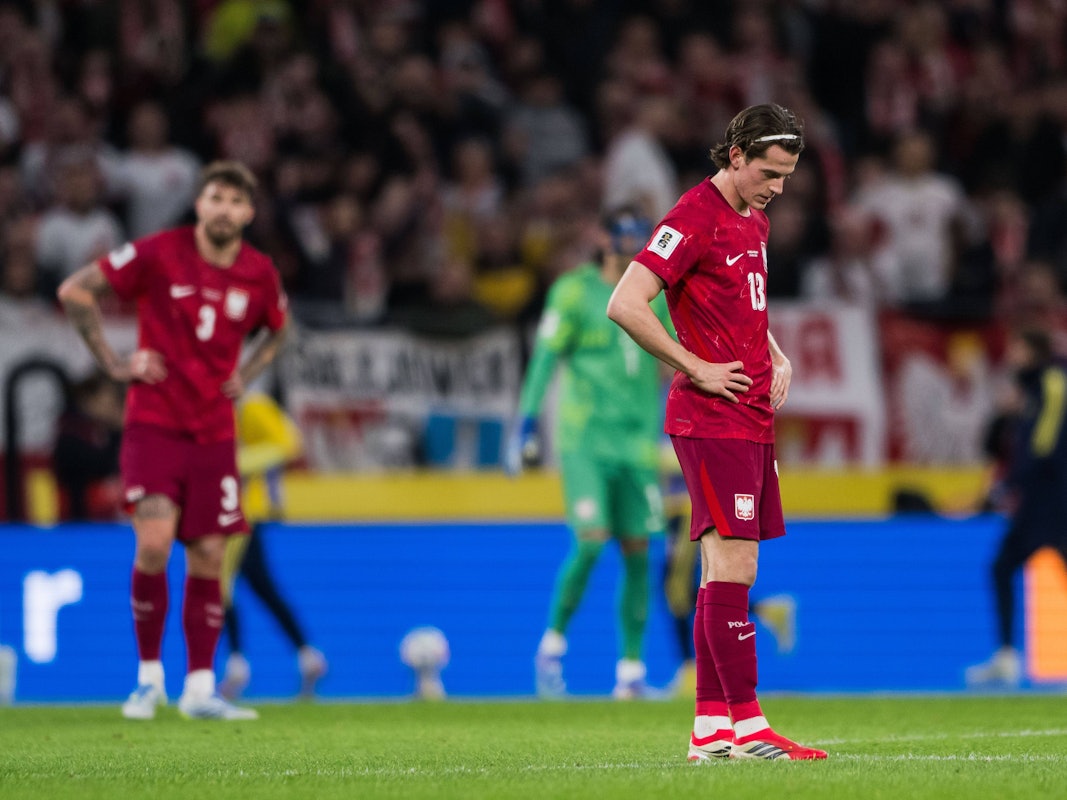 Jakub Kaminski steht mit gesenktem Kopf auf dem Rasen.