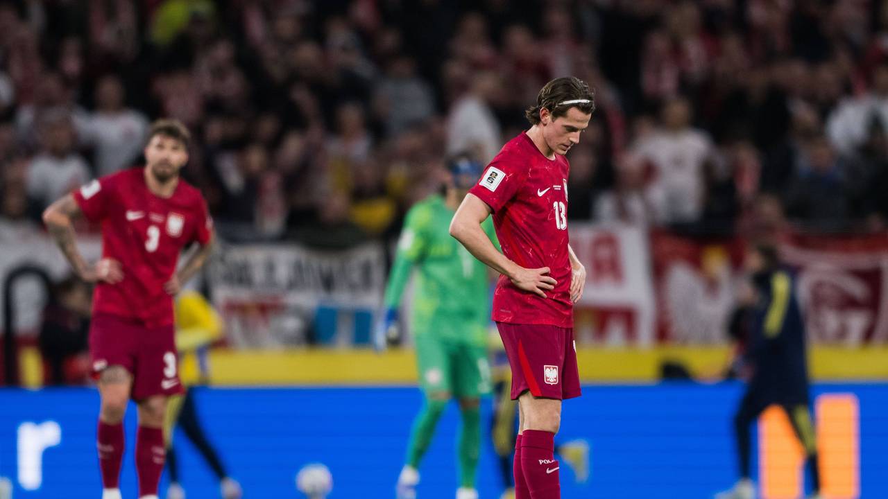 Jakub Kaminski steht mit gesenktem Kopf auf dem Rasen.