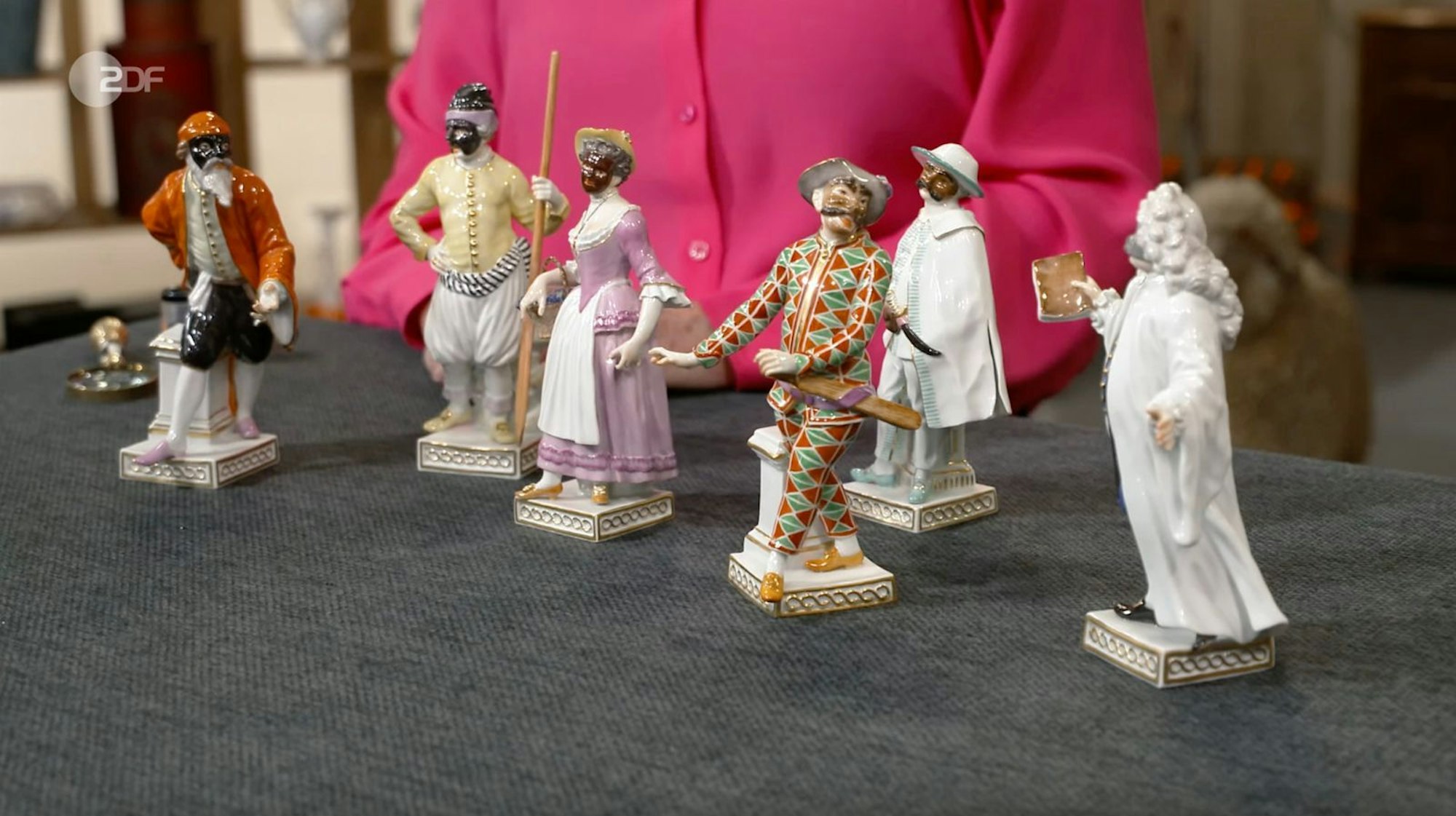 Als weitere Objekte der Sendung wurden Figuren der Commedia dell'arte im Entwurf von Johann Joachim Kaendler in den 1770er-Jahren datiert. Laut Friederike Werner hat der Künstler für Meißen gearbeitet. Dort wurde die Gruppe von 1979 bis 2012 produziert. Gewünscht wurden 6.000 Euro, geschätzt 3.000 Euro und an Daniel Meyer für 3.000 Euro verkauft.
(Bild: ZDF)