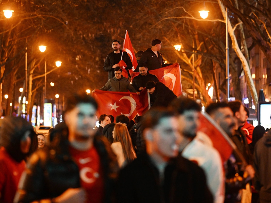 Türkische Fans feiern auf den Kölner Ringen die WM-Teilnahme ihrer Kicker.