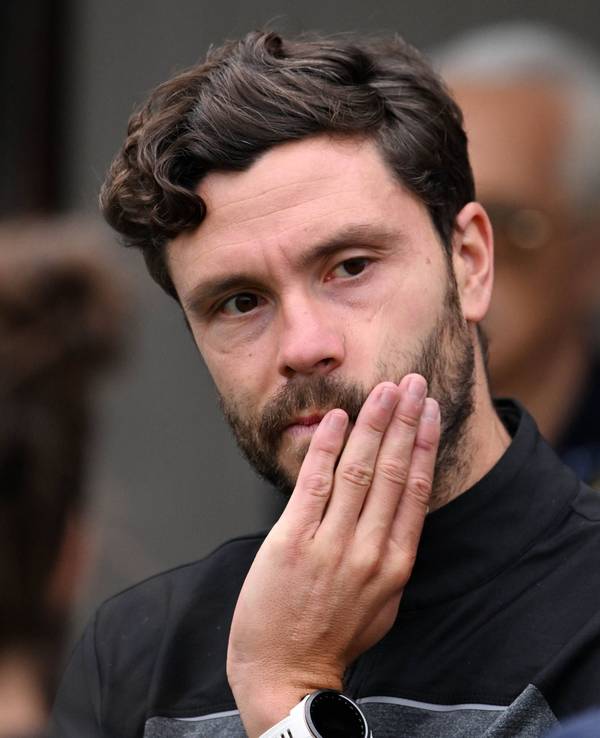 Es-FC-Profi Jonas Hector fasst sich mit einer Hand ins Gesicht.