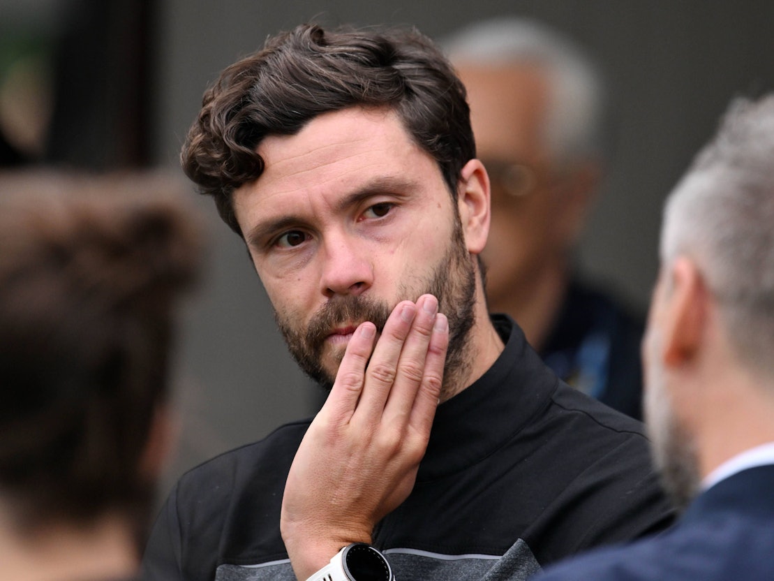 Jonas Hector nachdenklich mit einer Hand im Gesicht.