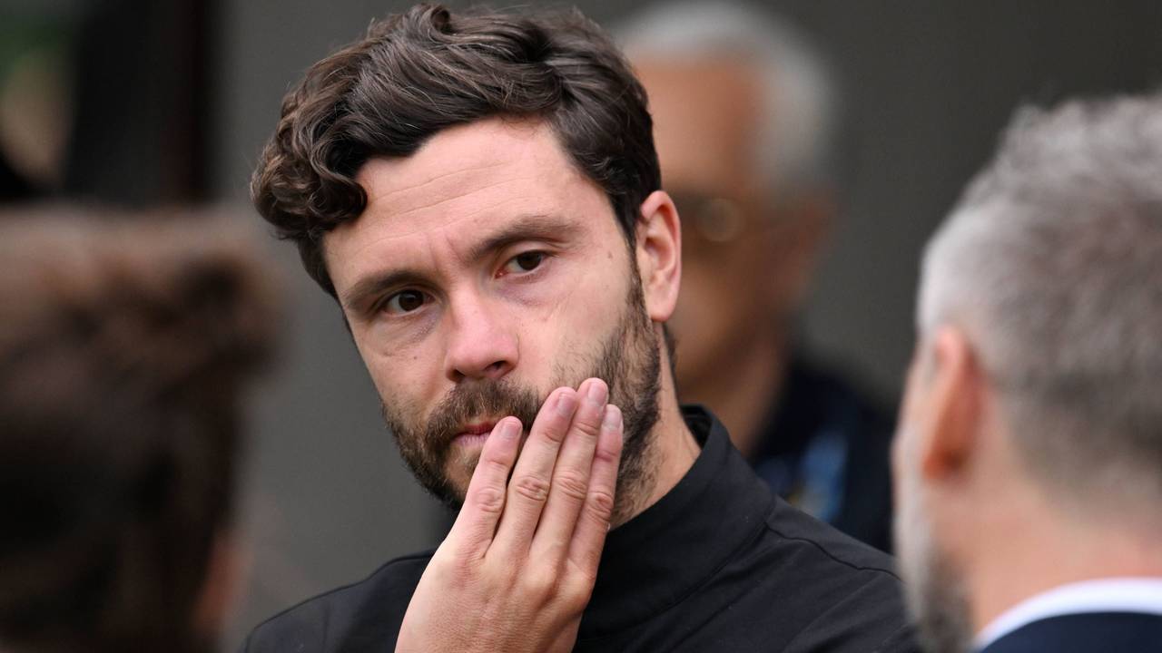 Es-FC-Profi Jonas Hector fasst sich mit einer Hand ins Gesicht.
