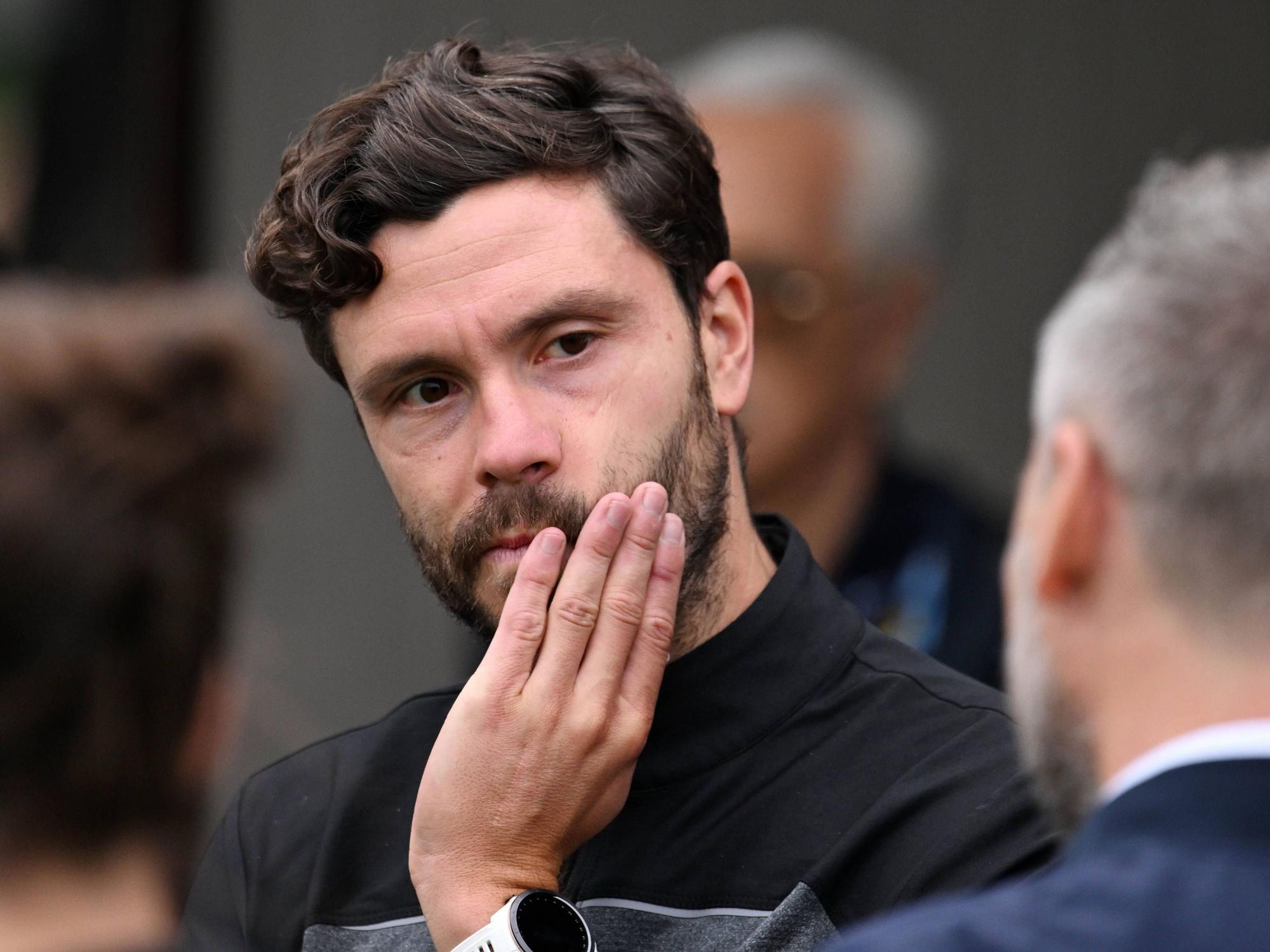 Es-FC-Profi Jonas Hector fasst sich mit einer Hand ins Gesicht.