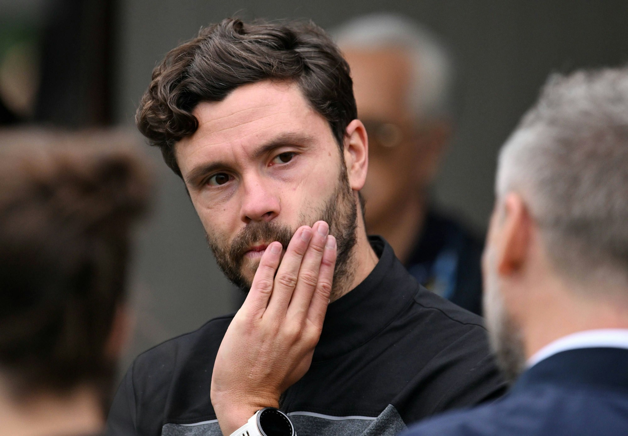 Jonas Hector nachdenklich mit einer Hand im Gesicht.